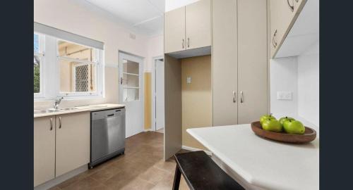 Braddon Casa | Charming Cottage Walk to City and Eat Street