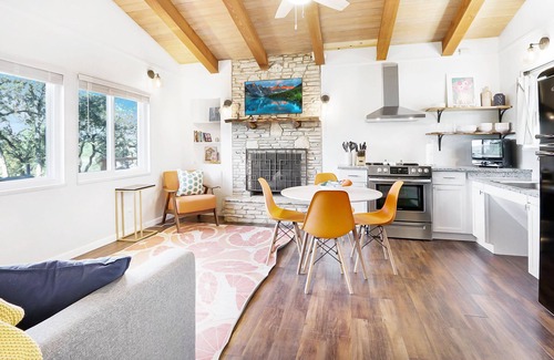 Canyon Lake Cabaña | Charming Cottage with Modern Interior | Millie's Cottages Ruth