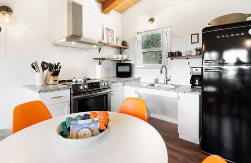 Canyon Lake Cabaña | Charming Cottage with Modern Interior | Millie's Cottages Ruth
