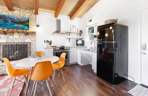 Canyon Lake Cabaña | Charming Cottage with Modern Interior | Millie's Cottages Ruth