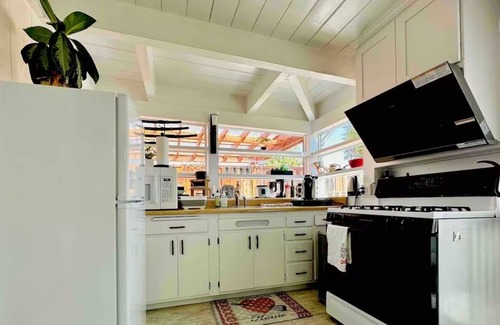 Castro Valley Cabaña | Charming cottage with Koi Pond