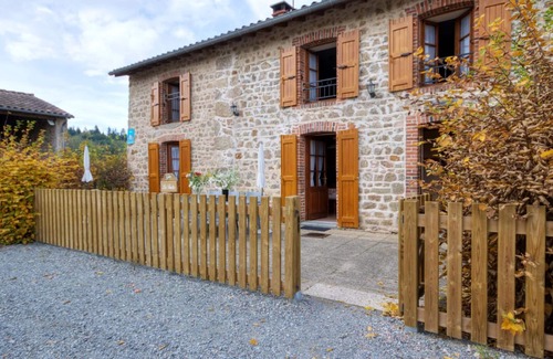 Les Salles Cabaña | Casa rural con terraza, chimenea y todos los servicios incluidos, cerca de lagos y rutas de senderismo