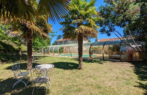 Chadurie Cabaña | Casa rural con piscina cubierta, jardín y animales, ideal para familias