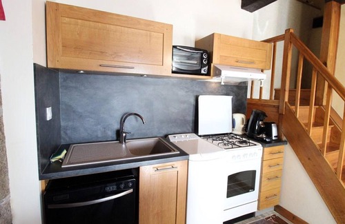 Ladinhac Cabaña | Charming Cottage with Terrace, Near Hiking Routes & Scenic Villages