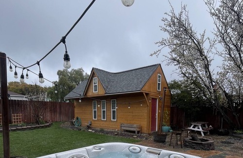East Richmond Cabaña | Charming Cottage with Hot Tub and Yard