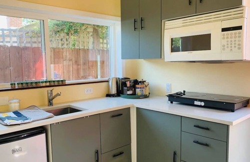 East Richmond Cabaña | Charming Cottage with Hot Tub and Yard