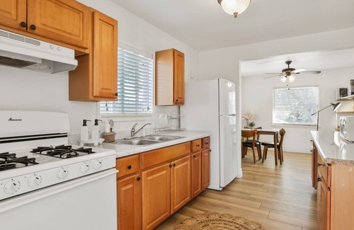Tulare Cabaña | Charming Cottage with Wi-Fi + Hot Tub