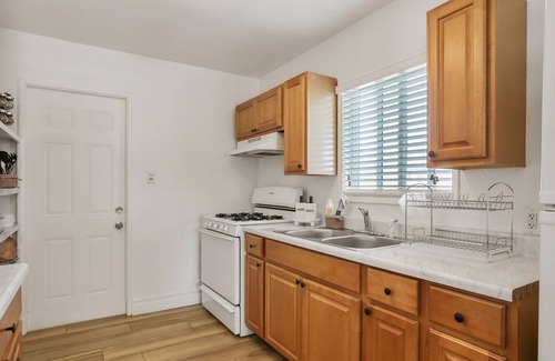Tulare Cabaña | Charming Cottage with Wi-Fi + Hot Tub