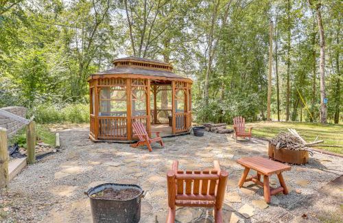 Zanesville Casa | Charming Couples Cabin on 40 Acres in Zanesville