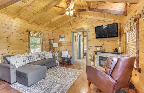 Zanesville Casa | Charming Couples Cabin on 40 Acres in Zanesville