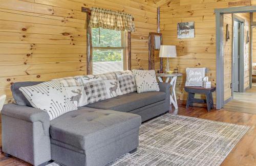 Zanesville Casa | Charming Couples Cabin on 40 Acres in Zanesville