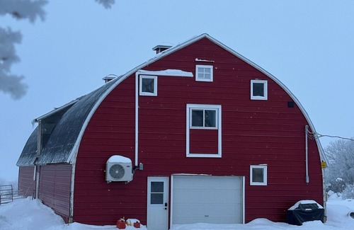 Division No. 4 Casa | Charming Country Barn Loft – Fully Renovated and Ready for Your Stay!