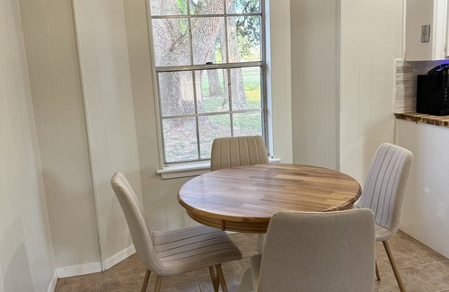 Anderson Casa | CHARMING country home with easy city access