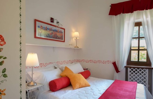 Caprarola Casa | Charming Country House upon the lake near Rome with Hot Tub, View Pool Wifi
