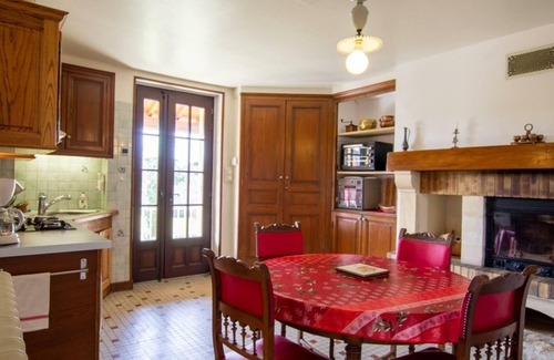 Thiviers Cabaña | Casa acogedora con chimenea, terraza, y amplio jardín en Thiviers