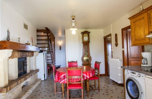 Thiviers Cabaña | Casa acogedora con chimenea, terraza, y amplio jardín en Thiviers