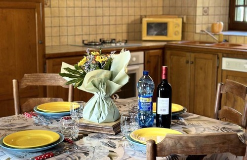 Juilley Cabaña | Casa rural con jardín amplio, terraza privada, BBQ y WiFi