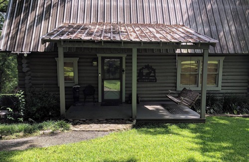 Canyon Lake Cabina | Charming Cozy 2-bedroom cabin with WiFi, in enchanting Canyon Lake on the River
