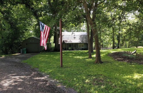 Canyon Lake Cabina | Charming Cozy 2-bedroom cabin with WiFi, in enchanting Canyon Lake on the River