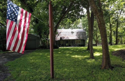 Canyon Lake Cabina | Charming Cozy 2-bedroom cabin with WiFi, in enchanting Canyon Lake on the River