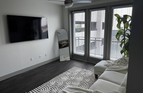 Addison Apartamento | Charming, Cozy 2-bedroom with luxury gym, WiFi, & Pool in Addison