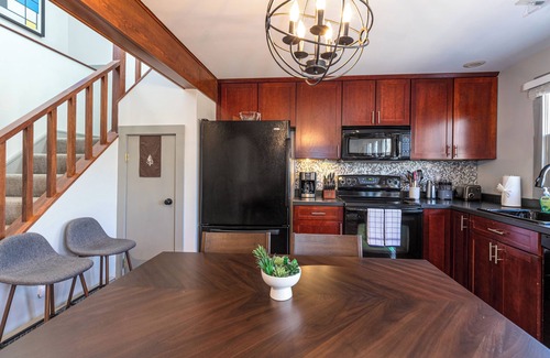 The Galena Territory Cabaña | Charming & Cozy 2BR Cottage | Fireplace | Dog-Friendly | Amenity Access