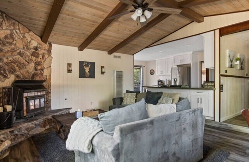 Big Bear City Cabina | Charming, cozy and rustic cabin!