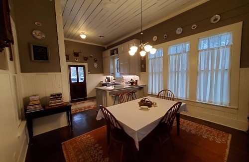 La Grange Casa | Charming & Cozy Victorian in Quiet Residential Setting