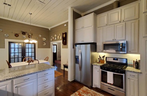 La Grange Casa | Charming & Cozy Victorian in Quiet Residential Setting