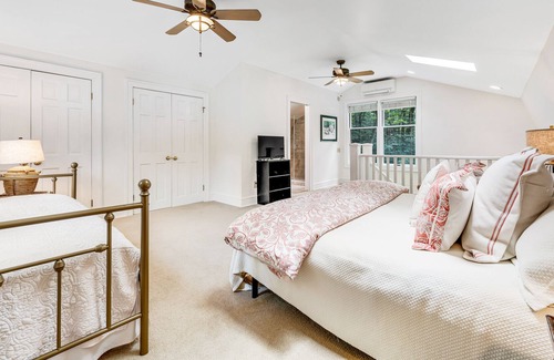 Banner Elk Cabaña | Charming creekside home with firepit & idyllic location - dog-friendly