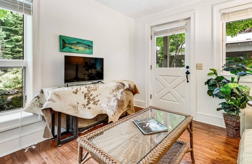 Banner Elk Cabaña | Charming creekside home with firepit & idyllic location - dog-friendly