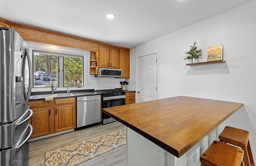 Custer Casa | Charming Custer Pines with Hot Tub & Pet Friendly
