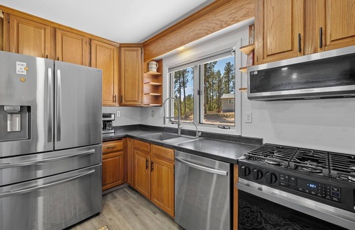 Custer Casa | Charming Custer Pines with Hot Tub & Pet Friendly
