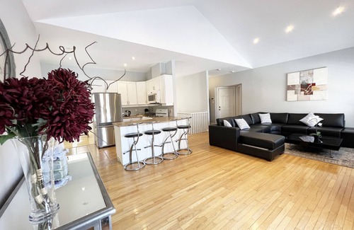 Barrie Casa | CHARMING CUSTOM HOME BESIDE PARK,WALK TO BEACH