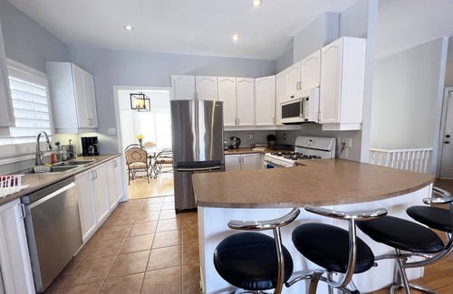 Barrie Casa | CHARMING CUSTOM HOME BESIDE PARK,WALK TO BEACH
