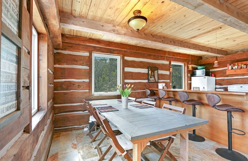 Fischer Casa | Encantadora cabaña de troncos personalizada: ¡perfecta para astrónomos y excursionistas!
