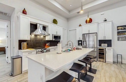 Trafalgar Casa | Charming dog-friendly home with pool, fireplace, fast WiFi, & washer/dryer