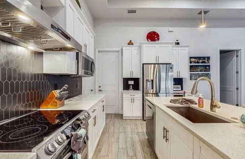 Trafalgar Casa | Charming dog-friendly home with pool, fireplace, fast WiFi, & washer/dryer