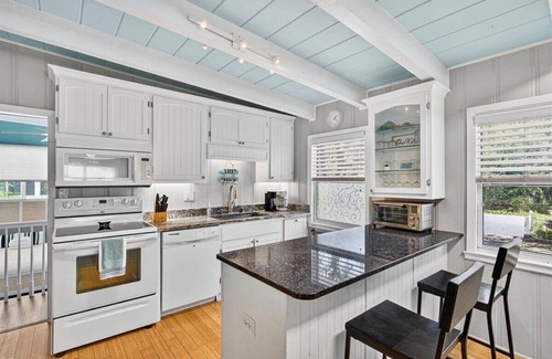 Yaupon Beach Casa | Charming dog-friendly bungalow, just a SHORT walk to beach Hot tub Fire Pit