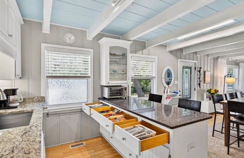 Yaupon Beach Casa | Charming dog-friendly bungalow, just a SHORT walk to beach Hot tub Fire Pit