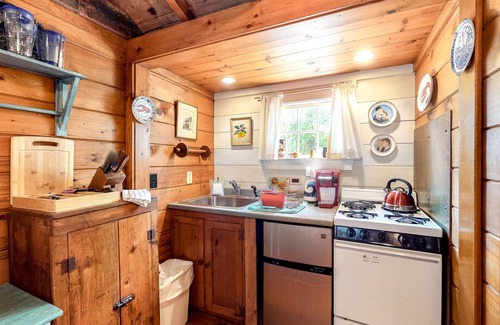 Wellfleet Cabaña | Charming, Dog-Friendly Cottage w/ Free WiFi & a Kitchenette - Close to the Beach