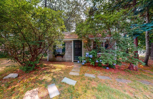 Wellfleet Cabaña | Charming, Dog-Friendly Cottage w/ Free WiFi & a Kitchenette - Close to the Beach