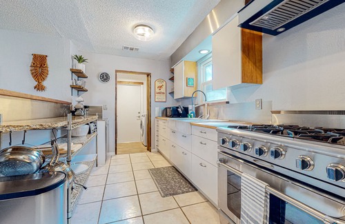 Southampton Casa | Charming dog-friendly home with an enclosed yard, covered patio, W/D, & AC