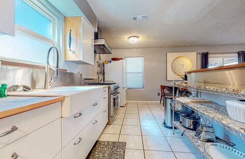 Southampton Casa | Charming dog-friendly home with an enclosed yard, covered patio, W/D, & AC