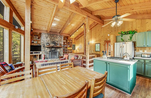 Fern Valley Cabina | Encantador, agradable para perros de dos pisos casa de campo de la cabina w / cubierta - ideal para familias!