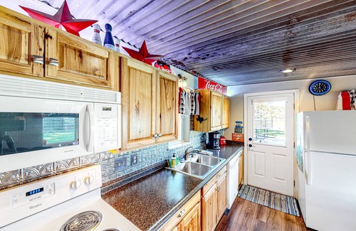 Kingsland Casa | Charming dog-friendly lakefront home with lake view, dock, & washer/dryer