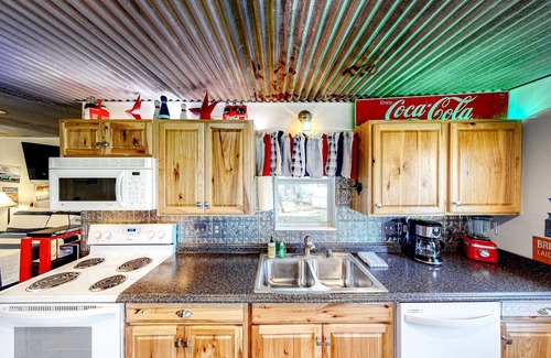 Kingsland Casa | Charming dog-friendly lakefront home with lake view, dock, & washer/dryer