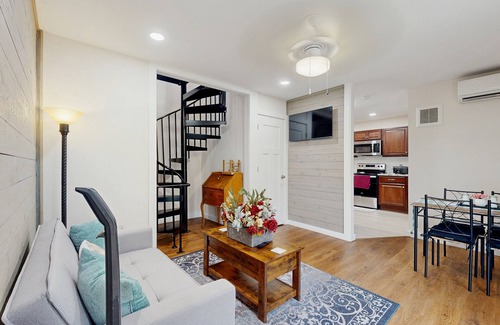Leicester Casa | Charming Dog-friendly Home with Mountain Views, Fill Kitchen & Hot tub