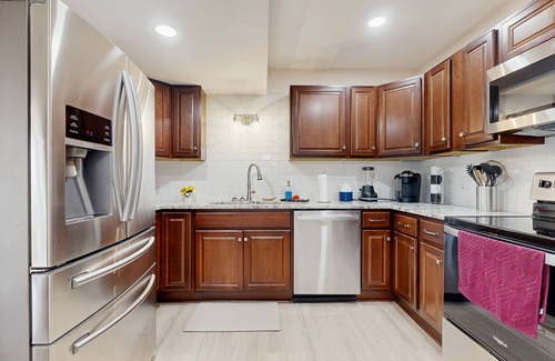 Leicester Casa | Charming Dog-friendly Home with Mountain Views, Fill Kitchen & Hot tub