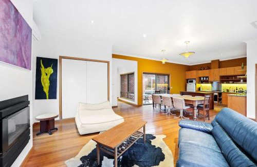 Brunswick Casa | Charming Double Brick Brunswick Bungalow for 4